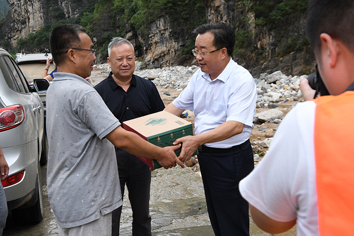 市工信局领导深入灾区看望慰问市城投一线救灾人员