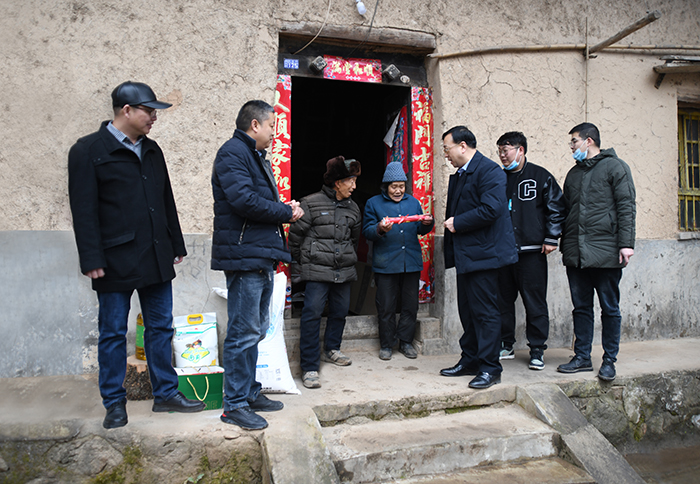 公司春节前走访慰问帮扶村贫困户