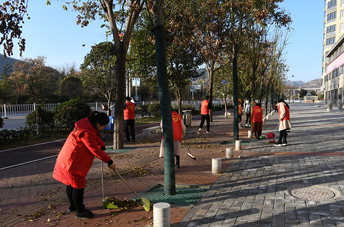 市城投公司志愿者服务队走进滨江保障性住房小区开展环境卫生整治活动