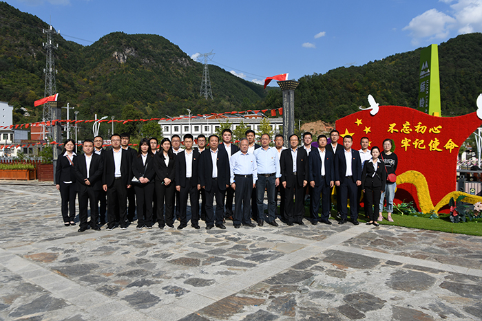 市城投公司赴北宽坪红色教育基地开展“追梦忆初心——带着党旗去参观” 主题教育志愿者服务活动