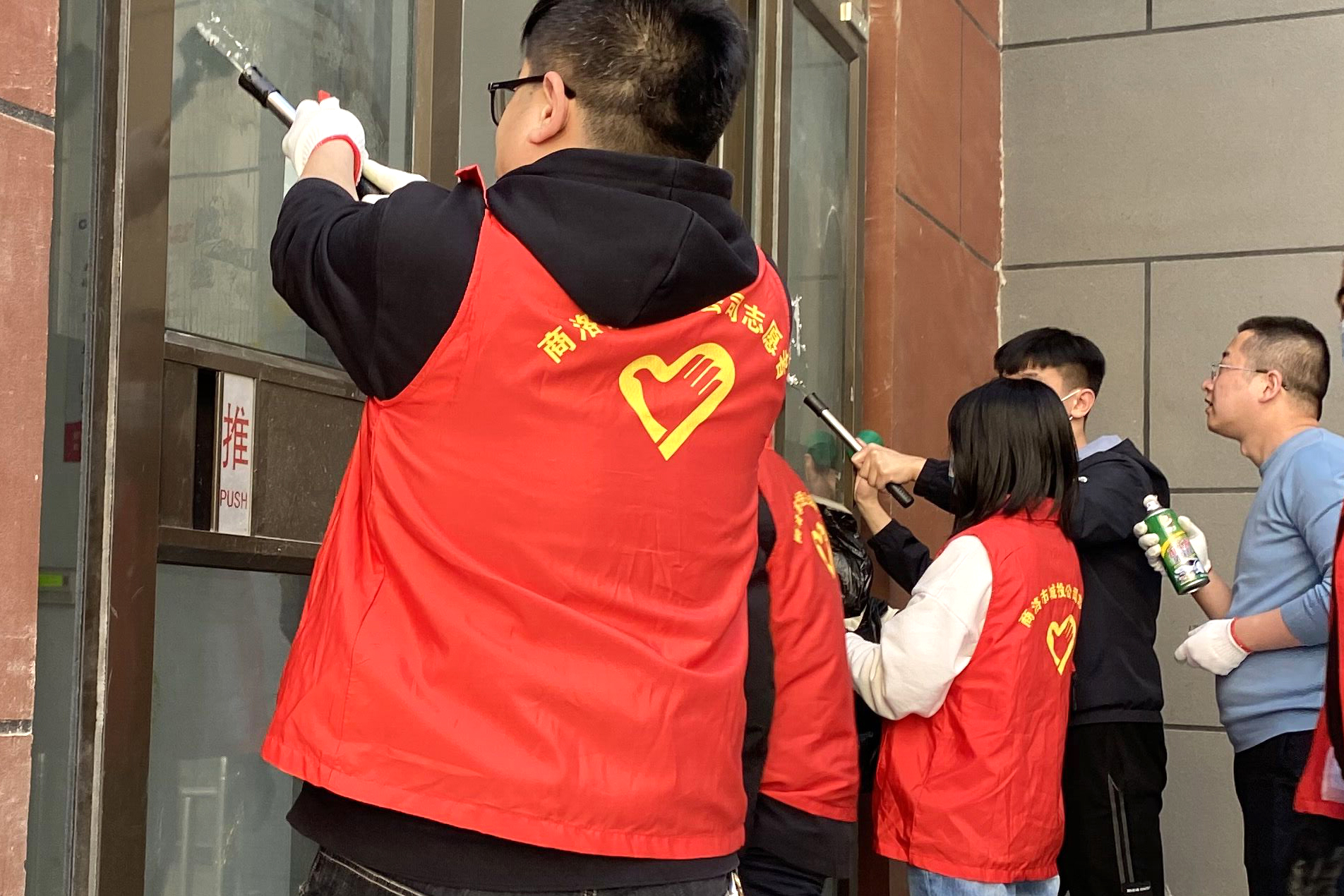 市城投公司组织开展“志愿者服务进社区  文明创建我先行”活动