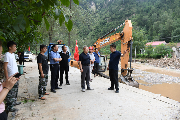 市城投公司领导赴洛南督查指导抗洪救灾工作并看望慰问城投防护抢险党员突击队