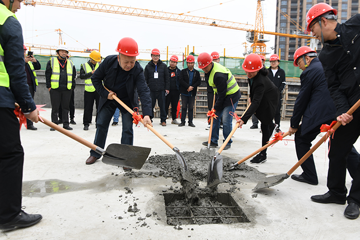 公司举行丹鹤绿洲二期工程第五标段主体封顶仪式