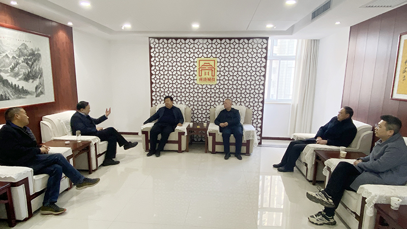  市房管局王新洛局长一行莅临公司座谈指导工作