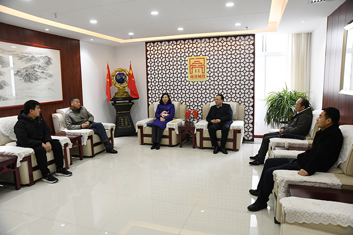 市国资委党委副书记陈静一行赴公司慰问疫情防控先进工作者张星同志